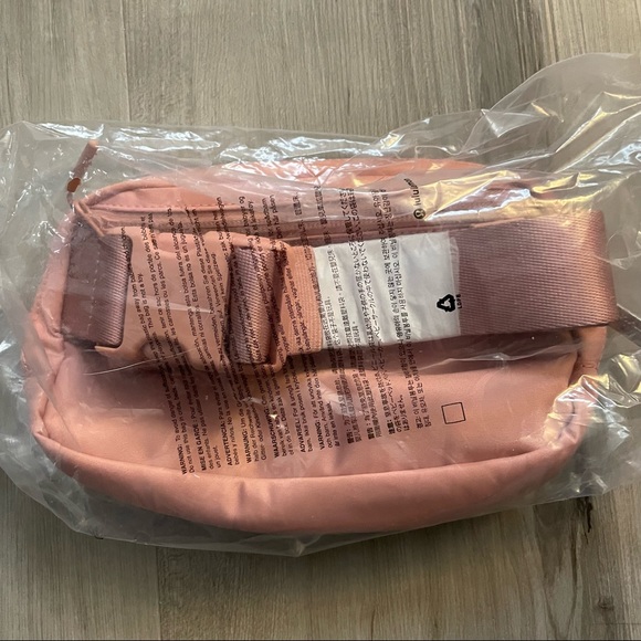 Lululemon Everywhere Belt Bag NWT - Picture 10 of 10